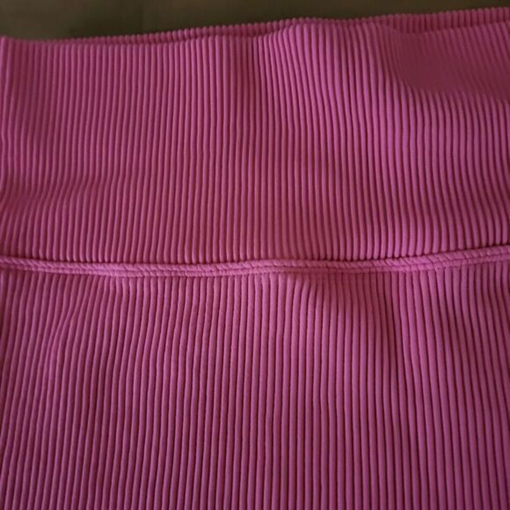Pink Ribbed Spandex Shorts Size Medium - Picture 4 of 12
